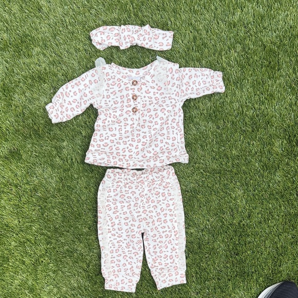 Pink & White leopard print baby Outfit & Pink butterfly top w/ pink floral pants - Picture 2 of 11